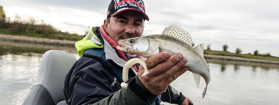 Jan Hartmann mit einem kleinen Zander
